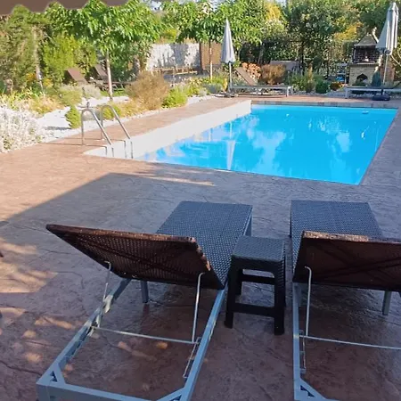 Ihor- Private Pool -pieria